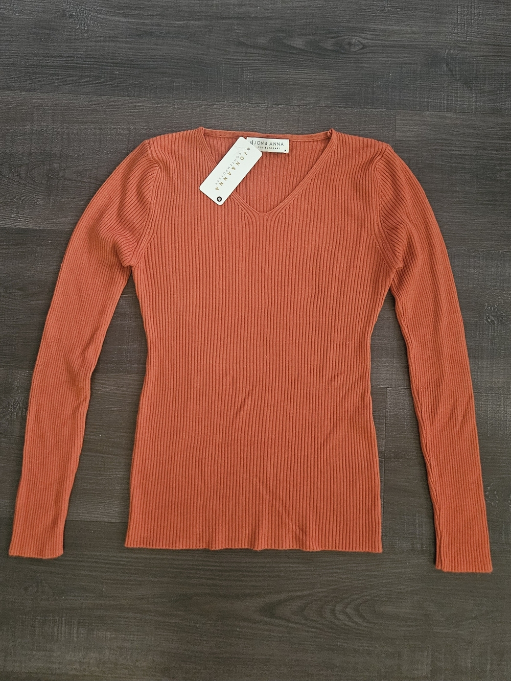 Jon & Anna Contemporary Burnt Orange Ribbed Knit V-Neck Top NWT Size M
